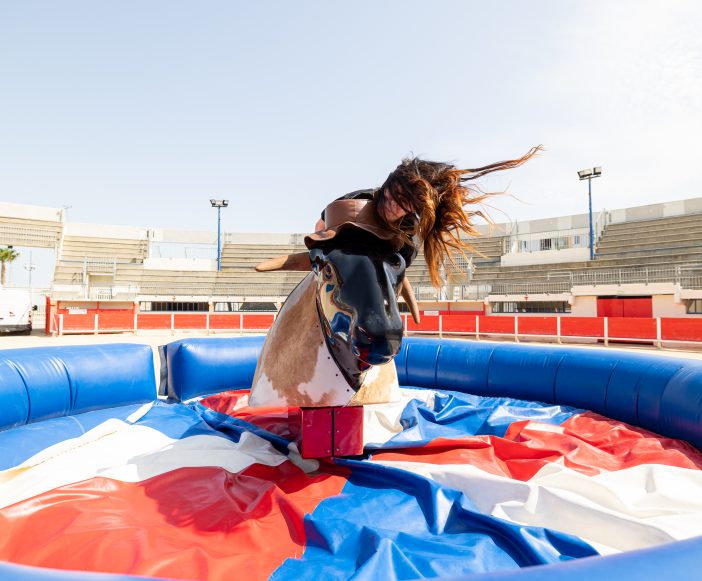 Puravida, votre spécialiste pour vos animations team building et vos séminaires Atelier taureau mécanique pour Olympiade sur un team building de plus de 300 personnes.