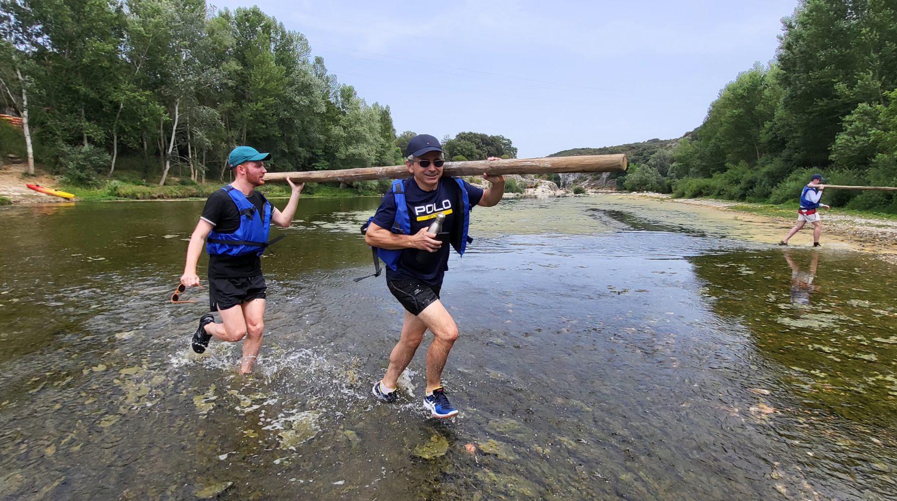 Team building nature pour cette Olympiade à base de radeaux et le long de la rivière