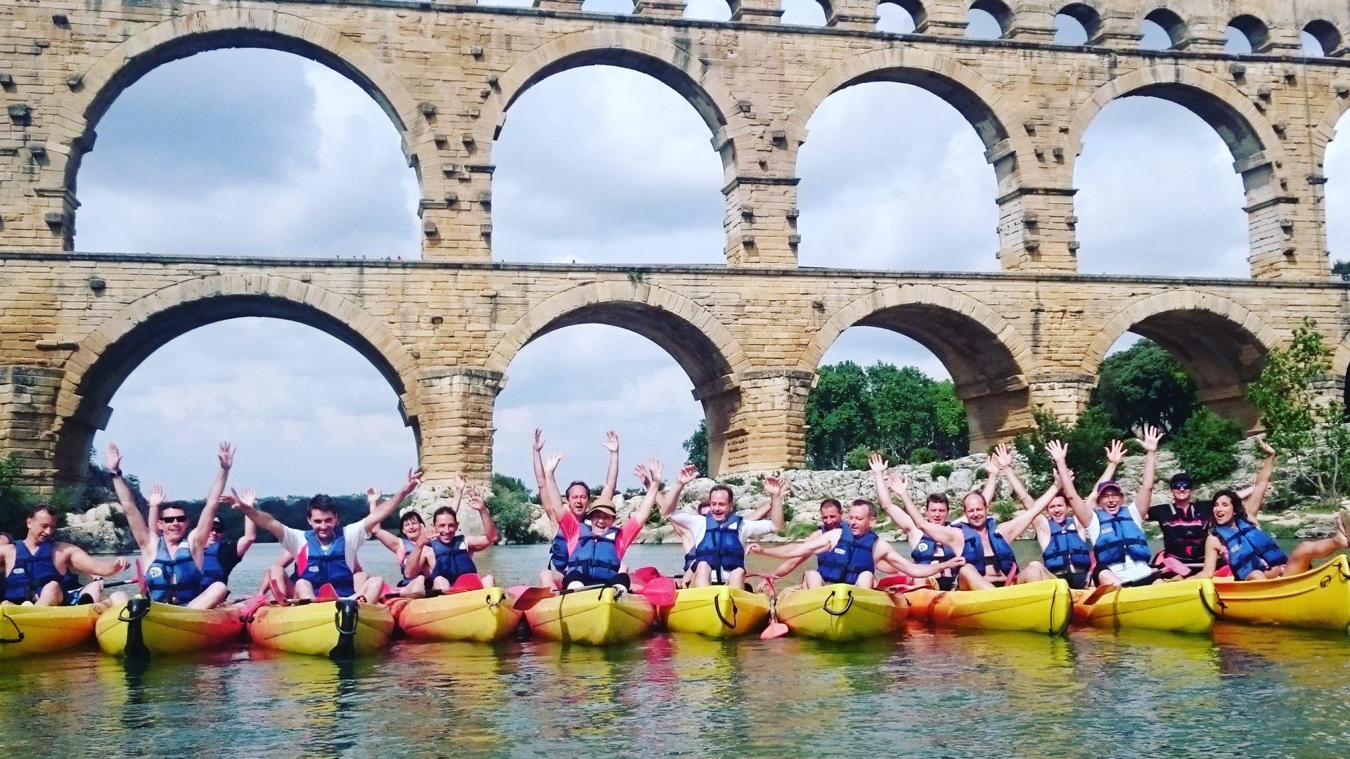 Groupe de séminaire d'entreprise en descente en canoë au pont du gard