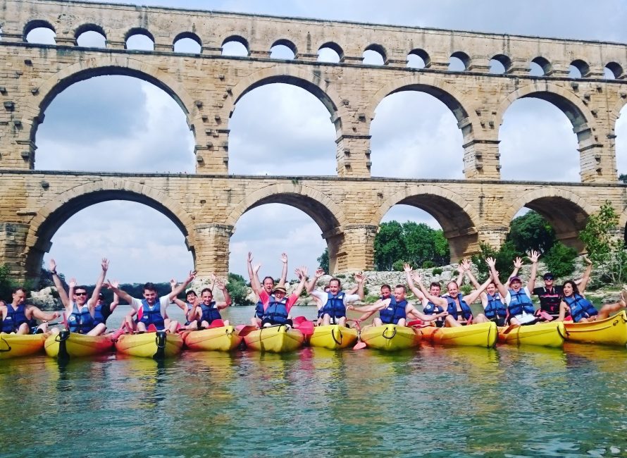 Groupe de séminaire d'entreprise en descente en canoë au pont du gard