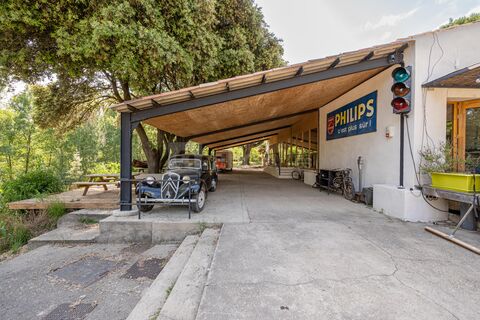 terrasse couverte de 200m² le long du gardon entre pont du gard et collias